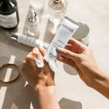 Load image into Gallery viewer, Vinoperfect Brightening Hand Cream