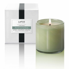 Load image into Gallery viewer, 15.5oz Fresh Cut Gardenia Signature Candle – Living Room
