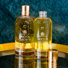 Load image into Gallery viewer, Mesmerising Oudh Accord &amp; Gold Bathing Oil
