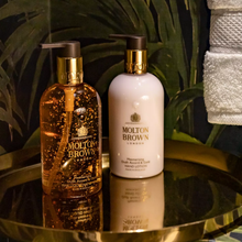 Load image into Gallery viewer, Mesmerising Oudh Accord &amp; Gold Fine Liquid Hand Wash
